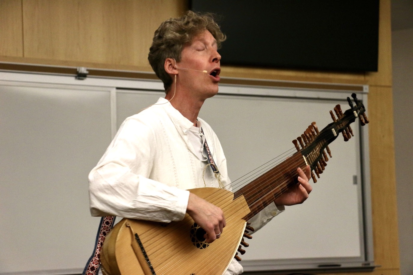 Fedynski plays a guitar-like instrument (sorry, don't know what it is) and sings.
